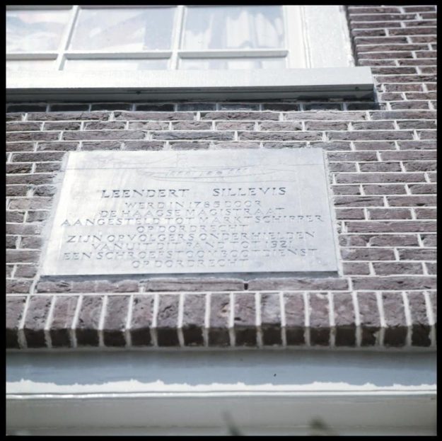 L. Sillevis, beurtvaartbedrijf, Dunne Bierkade 12, gevelsteen