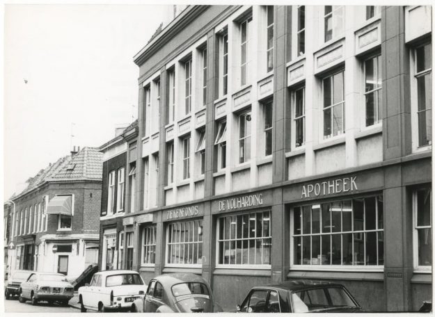De Volharding, apotheek, Van Ostadestraat 202, ca. 1950