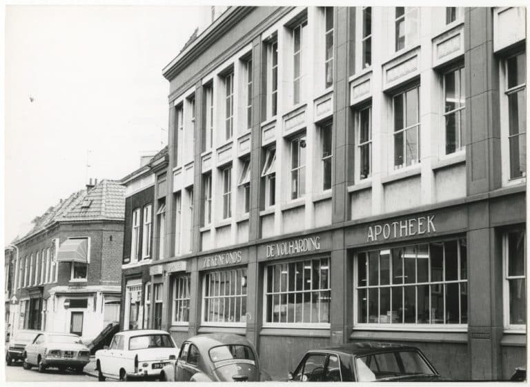 De Volharding, apotheek, Van Ostadestraat 202, ca. 1950