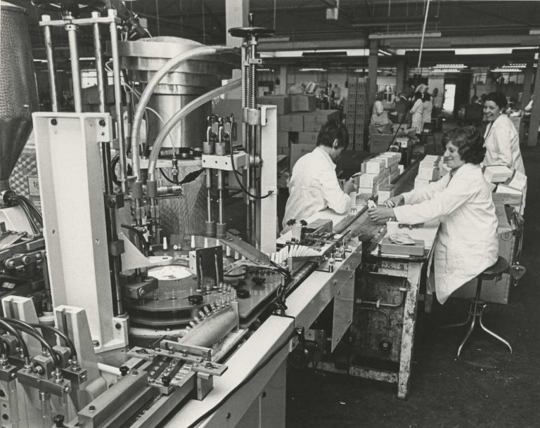 Indola, interieur fabriek Handelskade 39, Rijswijk, 1977