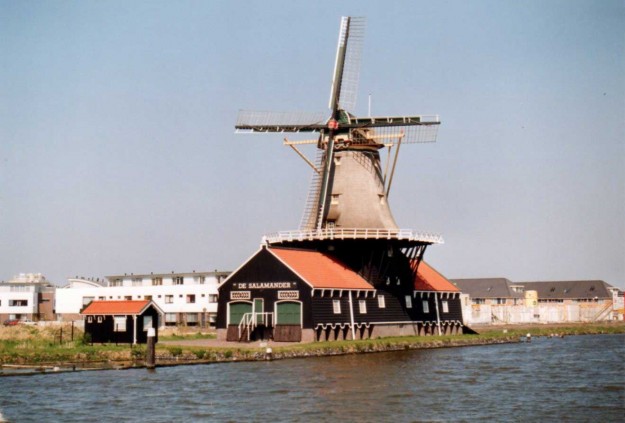 Houtzaagmolen De Salamander aan de Vliet bij Leidschendam. De Salamander, houtzaagmolen, Leidschendam
