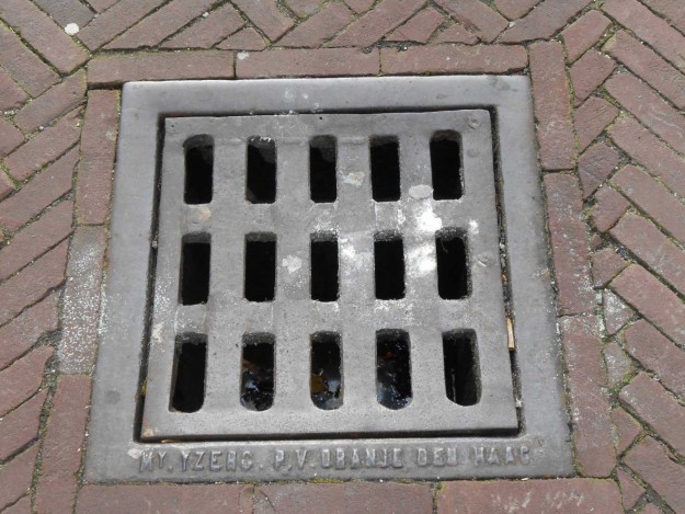 Gietijzer rioolput van ijzergieterij De Prins van Oranje, in de rand is de naam te lezen. Prins van Oranje, ijzergieterij, 1998