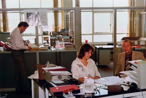 De afdeling waar Vera Zegeman werkte met links Bram Faas, midden Vera en rechts Ton van Leeuwen, 1979. Van Rijmenam, boekbinderij, Fruitweg 17, 1979