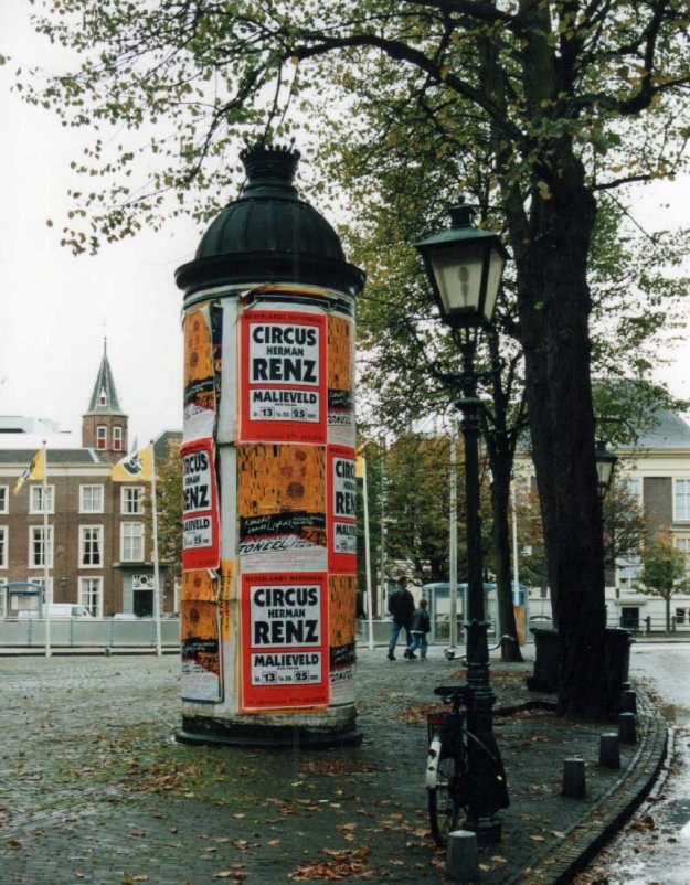 Een oorspronkelijke trafozuil uit de jaren rond 1910 van de Electriciteitsfabriek. Electriciteitsfabriek, trafo, Lange Voorhout, 1998
