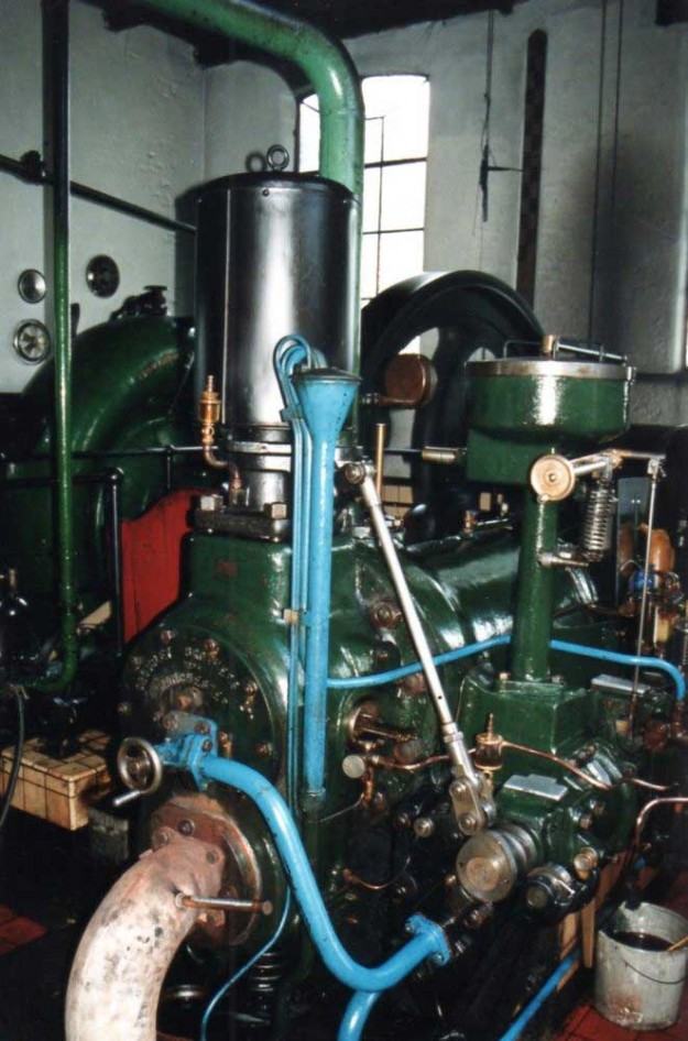 Interieur van het voormalige stoomgemaal De Antagonist met de huidige Crossley dieselmotor. De Antagonist, gemaal, Leidschendam, 1999