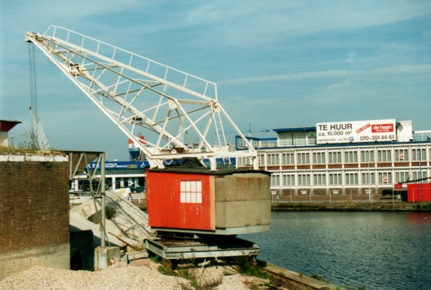 De havenkraan nog in volle glorie op de kade, met links een zandtrechter en op de achtergrond de eveneens verdwenen grotere kraan. Fabriton, havenkraan, Binckhorstlaan, ca. 2000