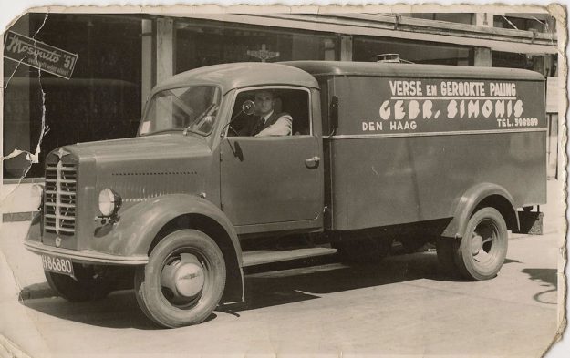 Simonis, viswinkel en restaurant, Dr. Lelykade 43, jaren 50