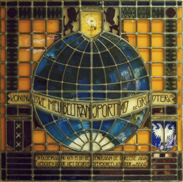 Glas in loodraam bij de firma DeGruijter aangeboden door het personeel bij het 50-jarig bestaan, 1931 De Gruijter, verhuizingen, Westeinde, 2003