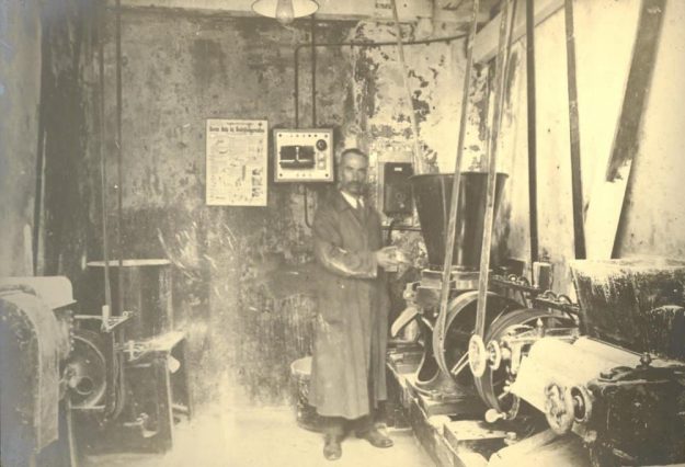 W. Paulussen, verffabriek, Spui 158, ca. 1905