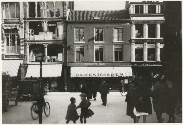 Simonis, Beddenmagazijn, Dagelijkse Groenmarkt 34-36, ca. 1930