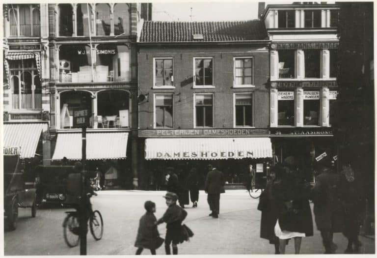 Simonis, Beddenmagazijn, Dagelijkse Groenmarkt 34-36, ca. 1930