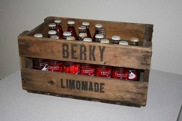 Houten krat met diverse flesjes Berky Limonadegazeuse. Berky, limonadegazeuse, Koningstraat, 2008