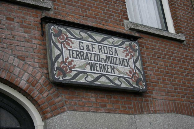 De plaat hangt weer op zijn oorspronkelijke plaats aan de gevel. Rosa, Terrazzo, Pretoriusstraat 40-46, 2008