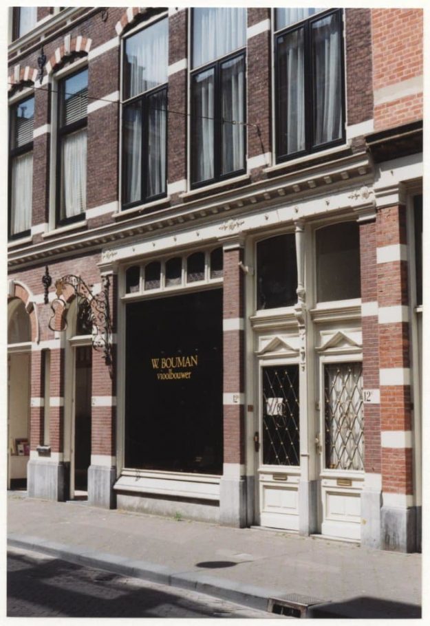 Willem Bouman & Zn, vioolbouwer, Herenstraat 12B-12C, 1998