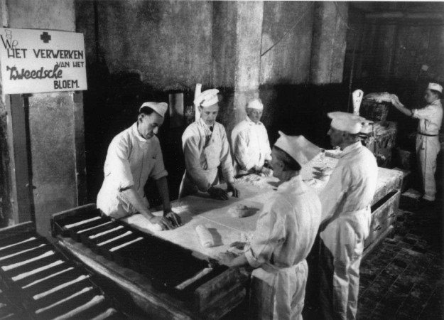 Willems, bakkerij, Bilderdijkstraat 141-141a, ca. 1945