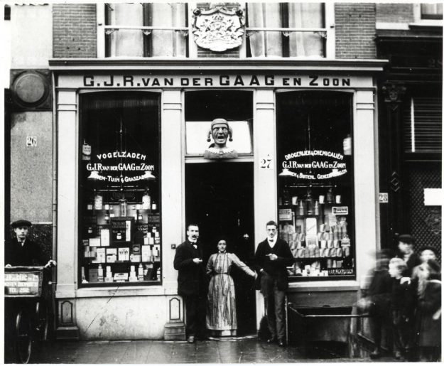 G.J.R. van der Gaag & Zn., drogisterij, Dagelijkse Groenmarkt 27, ca. 1910