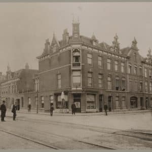 De Sierkan, winkel, Conradkade hoek Weimarstraat. ca. 1905