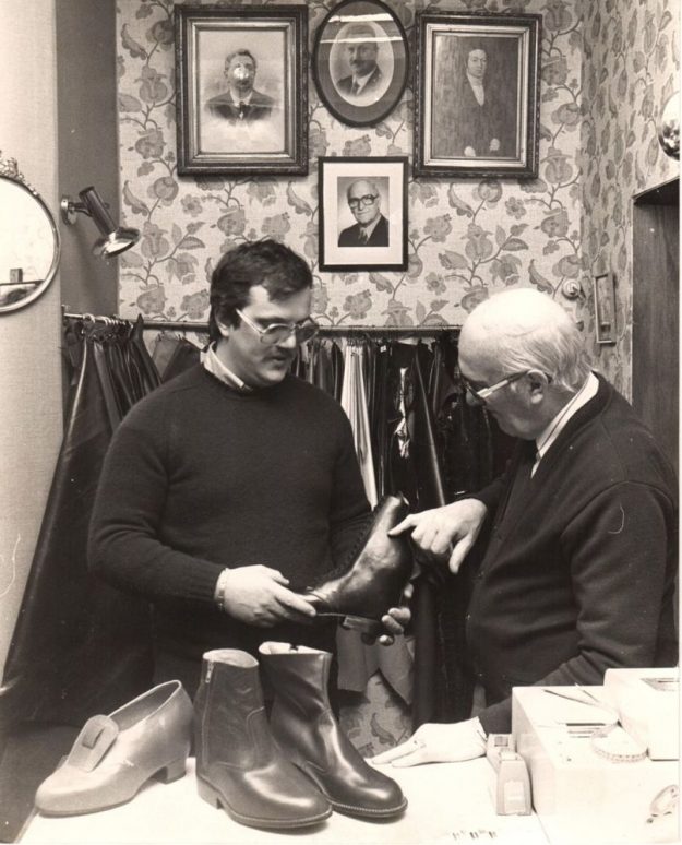 Linneweever, Maat- en Orthopedisch schoenatelier, Westeinde 32A, 1977