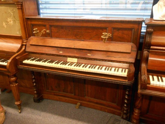 Een piano van de firma J.F. Cuypers nuit de verzameling van Stichting Pianobouw Nederland.. J.F. Cuypers, piano's Westeinde, ca. 1900