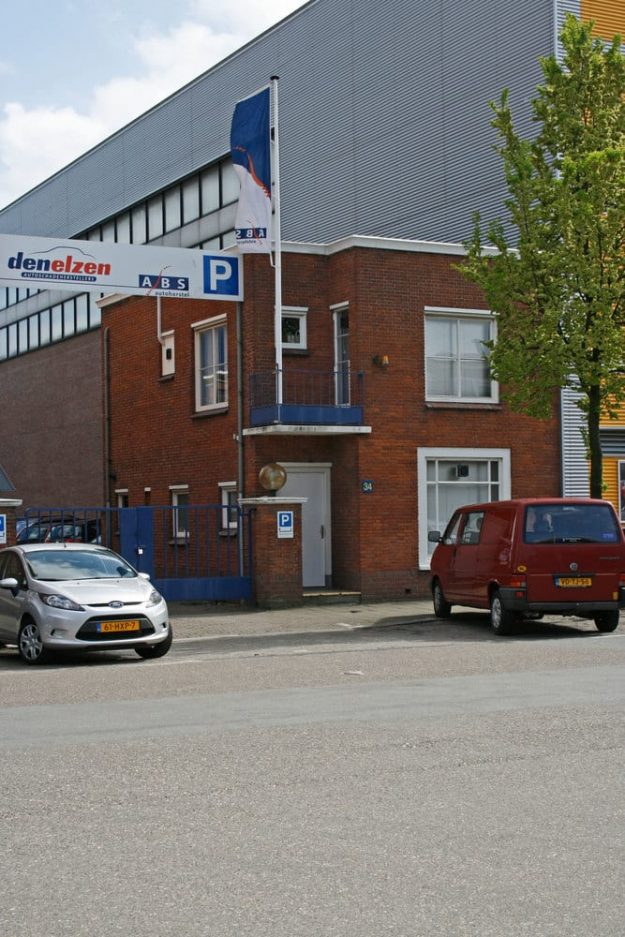 Den Elzen, autoherstelbedrijf, Saturnusstraat 30, 2018