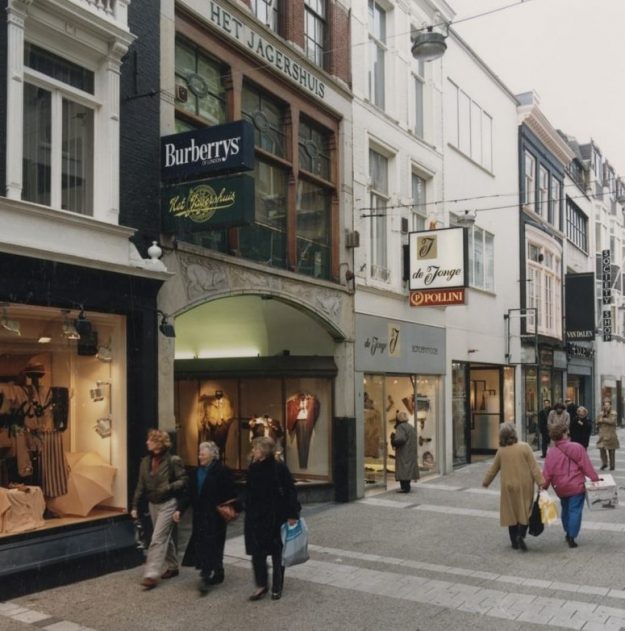 Het Jagershuis, kledingmagazijn, Hoogstraat 6, 1990