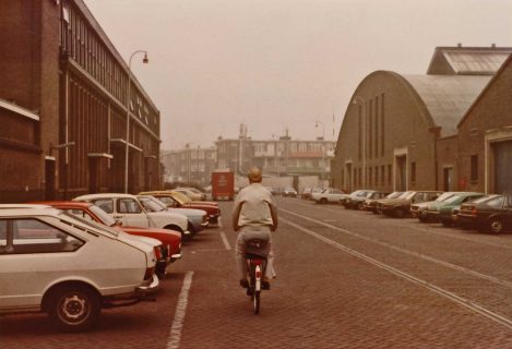 Meneer Smits fietste meestal naar zijn werkplek aan de Van der Kunstraat, 1982 RAC, 1e van der Kunstraat, 1982