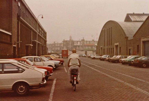 Meneer Smits fietste meestal naar zijn werkplek aan de Van der Kunstraat, 1982 RAC, 1e van der Kunstraat, 1982