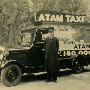 De showwagen van de ATAM die mee reed in het bedrijfscorso in de Residentieweek.