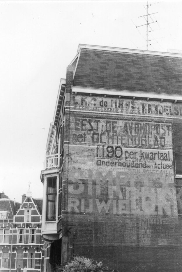Foto van een deel van reclamemuur aan de Tasmanstraat met de reclame voor de Avondpost, ca. 1978. Avondpost, Tasmanstraat, ca. 1978