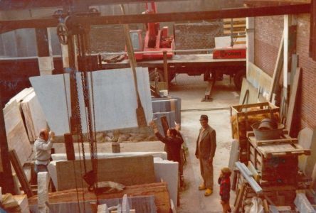 Marmertransport bij Steenhouwerij Bakker, Leeghwaterstraat, jaren 80