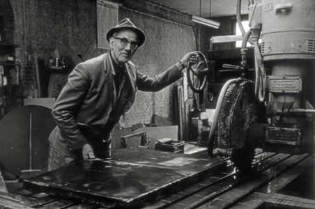 Bakker_sr aan de zaagmachine, 1975