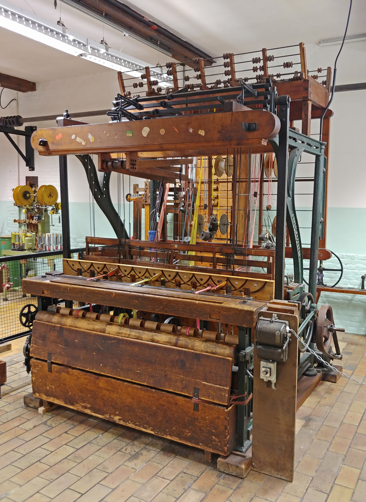 Bandweefmachine uit 1880 afkomstig van de Firma Brandenburg. TH. Brandenburg Passementenfabriek, Watervlierstraat 31, 1880