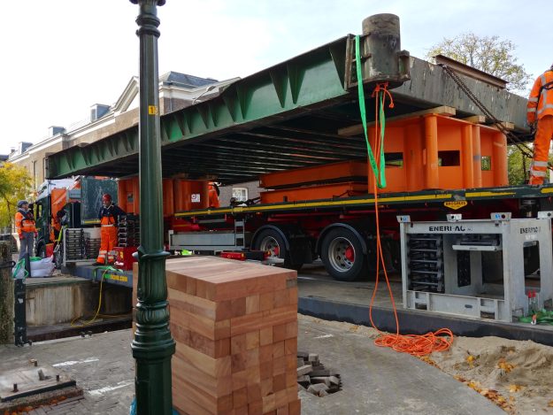 De trailer is onder de brug gereden. Brug, Boekhorststraat, 2024