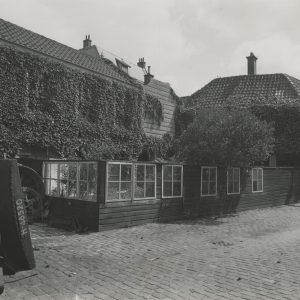 Bücker & Co, hout- en plaathandel, Goudriaankade 1, 1982