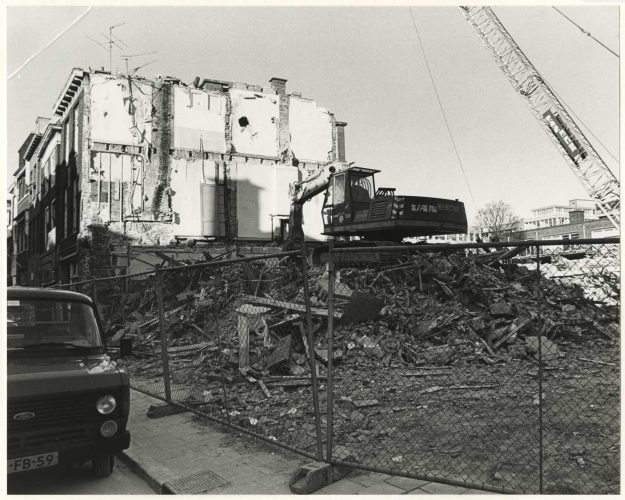 Van Eck, sloop gebouw Haagsche Courant, Grote Marktstraat, 1980