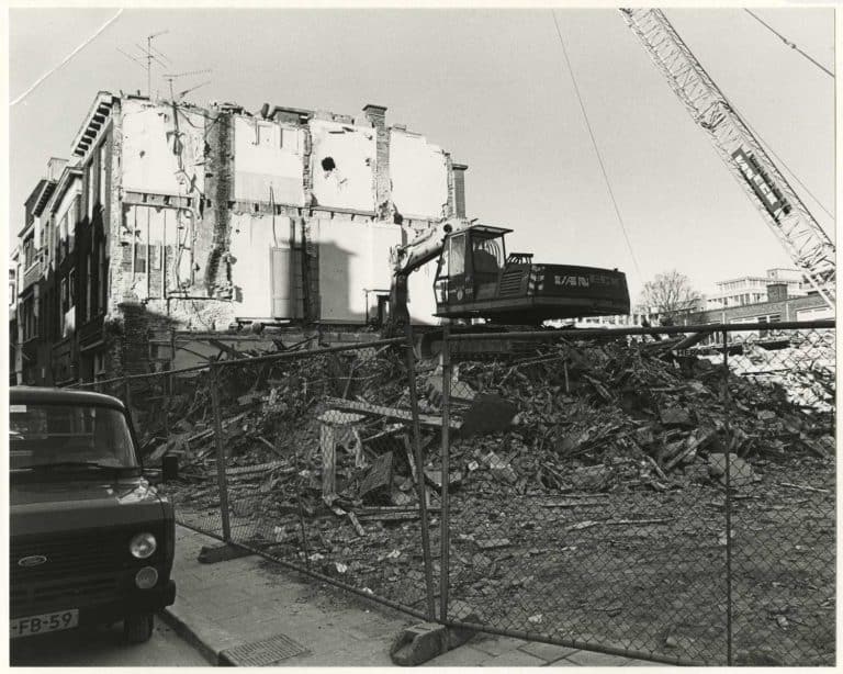 Van Eck, sloop gebouw Haagsche Courant, Grote Marktstraat, 1980