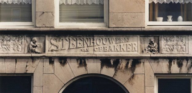 Reliëf van de steenhouwerij boven de ingang van het bedrijf aan de Waldorpstraat, 1990. Reliëf firma Bakker, Waldorpstraat, 1990