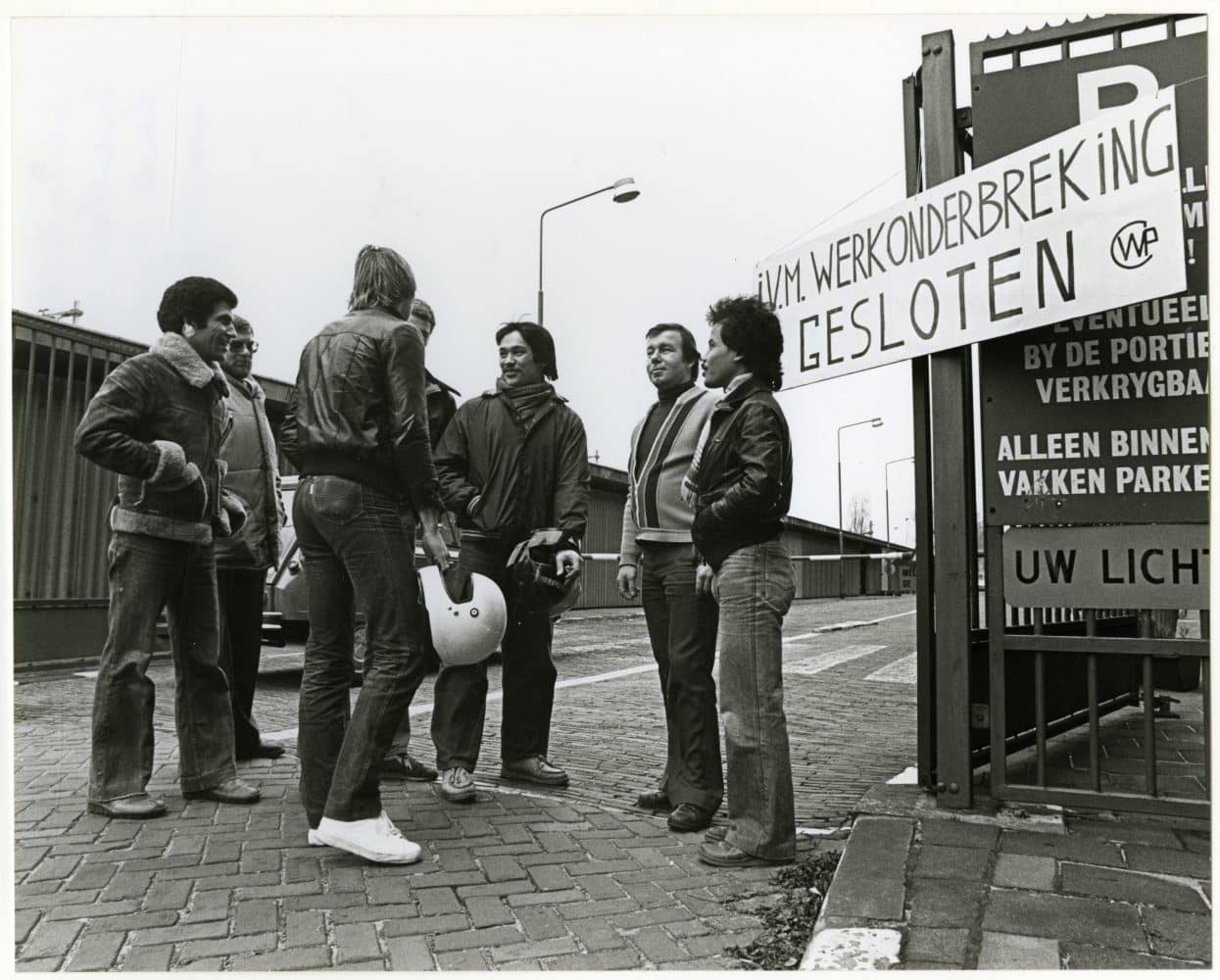 Medewerkers houden een werkonderbreking tegen de voorgenomen overplaatsing van het bedrijf naar Lelystad, 1979