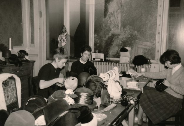 Het hoedenatelier met dames aan het werk. Ladies Paradise, hoedenwinkel, Passage 7, jaren 60