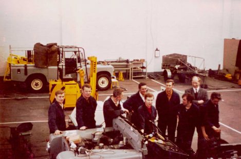 Onder leiding van de heer Plugge werd bij de RAC een meter ontwikkeld om de stroefheid van de IJtunnel te kunnen meten, 1968. RAC, stroefheidsmeter, 1e van der Kunstraat, 1968.