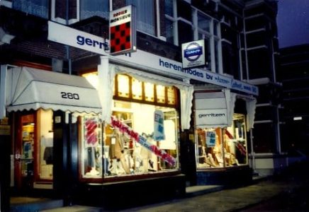 Het winkelpand in de avond, 1990.