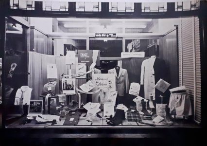 Een blik in de etalage met het uitgebreide assortiment.