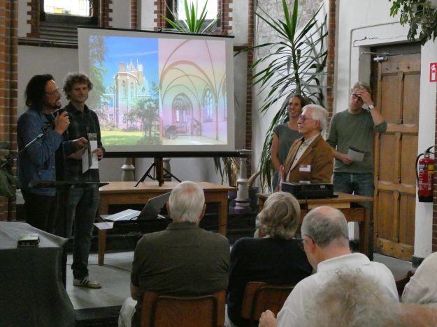 Na overhandiging van Haagvaarder 126 geeft bestuurslid van de SBWE Kees Doornenbal een reactie. Barthkapel, Brouwersgracht 2K, 2025