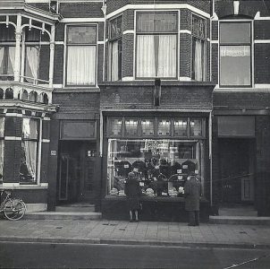 De etalage van de winkel in de jaren 70.