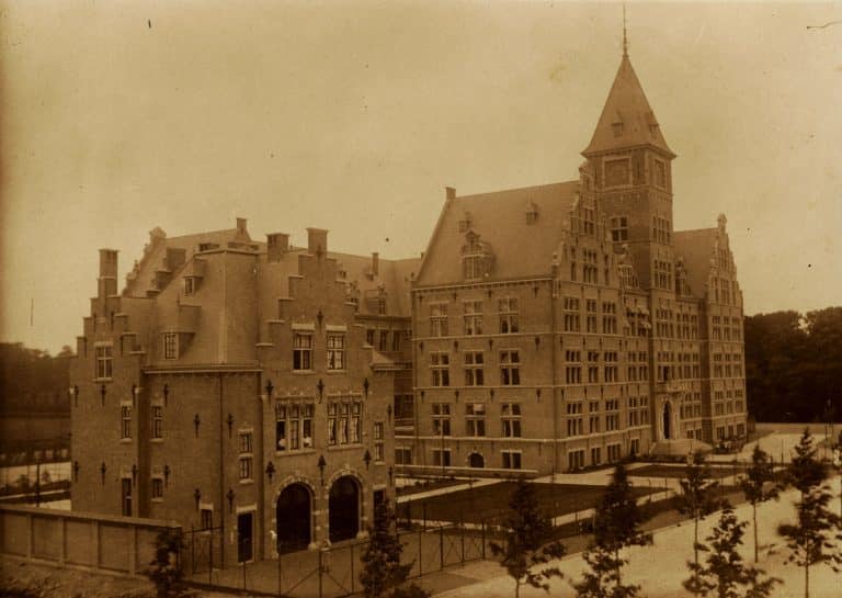 Het oude grote Shell hoofdkantoor uit 1917 aan de Carel van Bylandtlaan 30, 1918. Shell, van Bylandtlaan, 1918