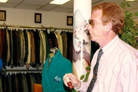 Gerritzen, Herenmodes, Herenstraat 120, Voorburg, 1991 Herman Gerritzen jr. in de nieuwe zaak in Voorburg, 1991.