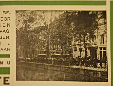 Bakkerskarren en auto’s aan de achterzijde van de broodfabriek, de Tousssaintkade. Vereenigde Bakkerijen, HBF, Willems, Bilderdijkstraat 141/141a, 1932