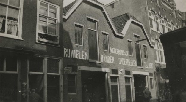 Waterreus, rijwielen, Assendelftstraat, 1930 Waterreus, rijwielen, Assendelftstraat, 1930