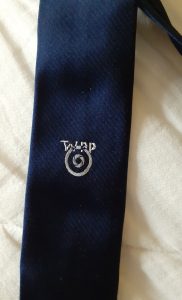 Stropdas met logo van de World Press Photo, ontworpen door H. Gerritzen, voor de tentoonstelling in het Nederlands Congresgebouw.