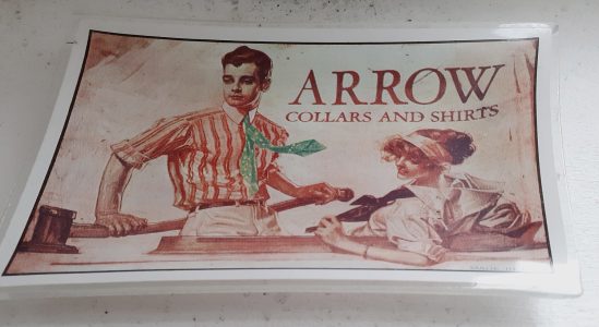 Reclame asbakje van het overhemdenmerk Arrow.